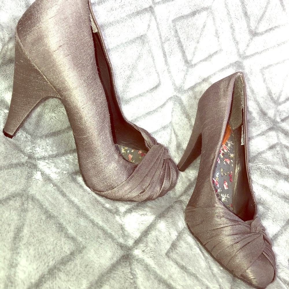 Size 6.5-7 grey bow knot design heels